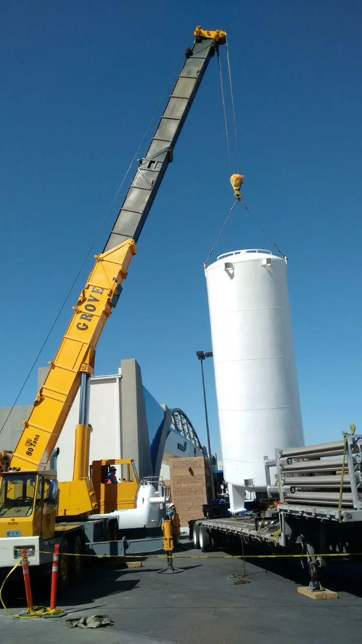 Izaje de tanque industrial gigante